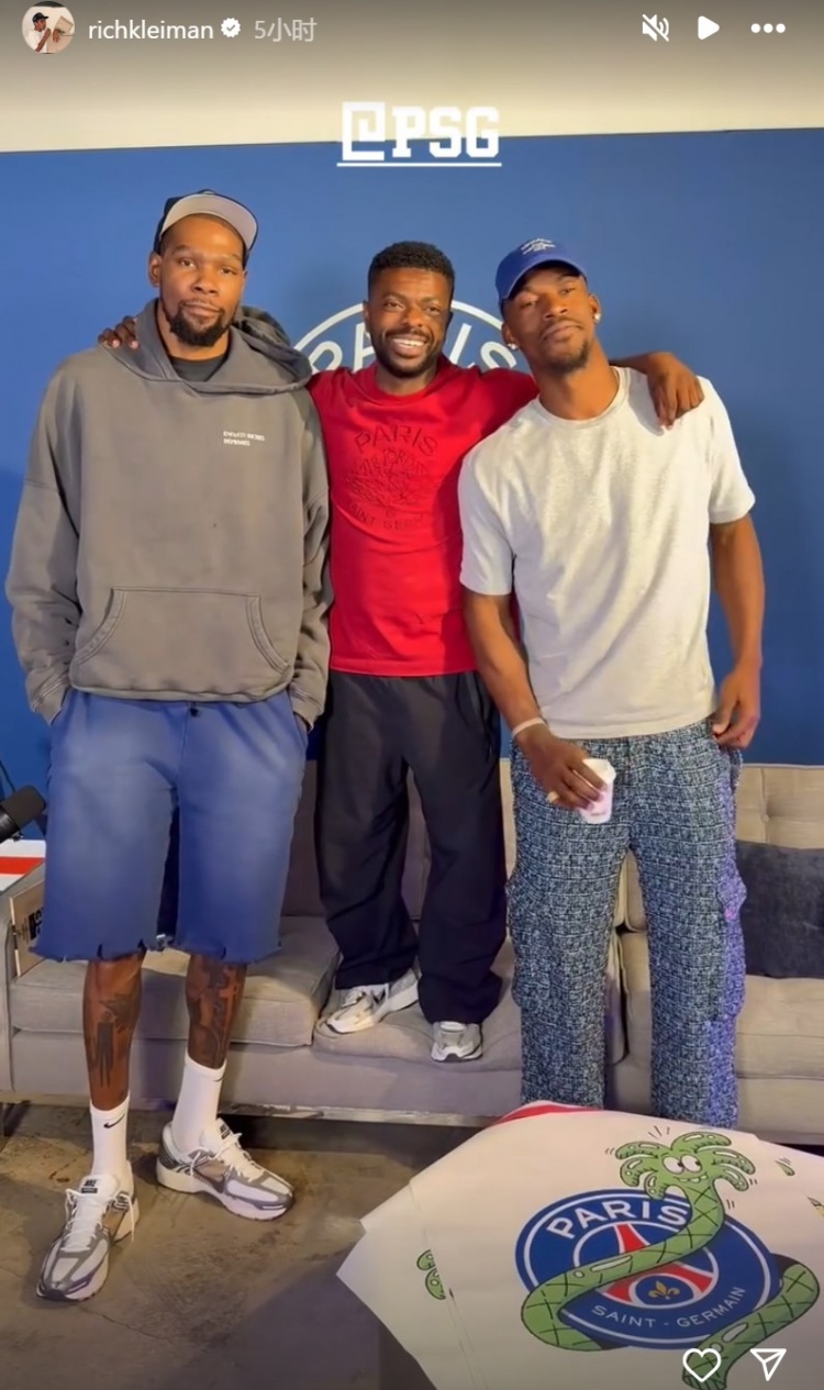 杜兰特现身洛杉矶和巴特勒合影 和大巴黎欧冠奖杯合影这气质绝了