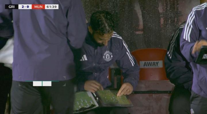 九游通道-致敬开摆？格林斯比教练认真模仿阿莫林，摆战术板公布首发