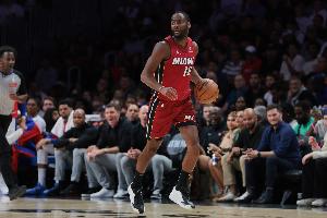 九游官网-战旧主表现上佳！伯克斯三节8投6中&amp;三分7中5 攻下17分2板